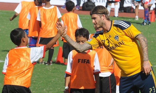Beckham luôn biết cách tạo sự thân thiện với các em nhỏ